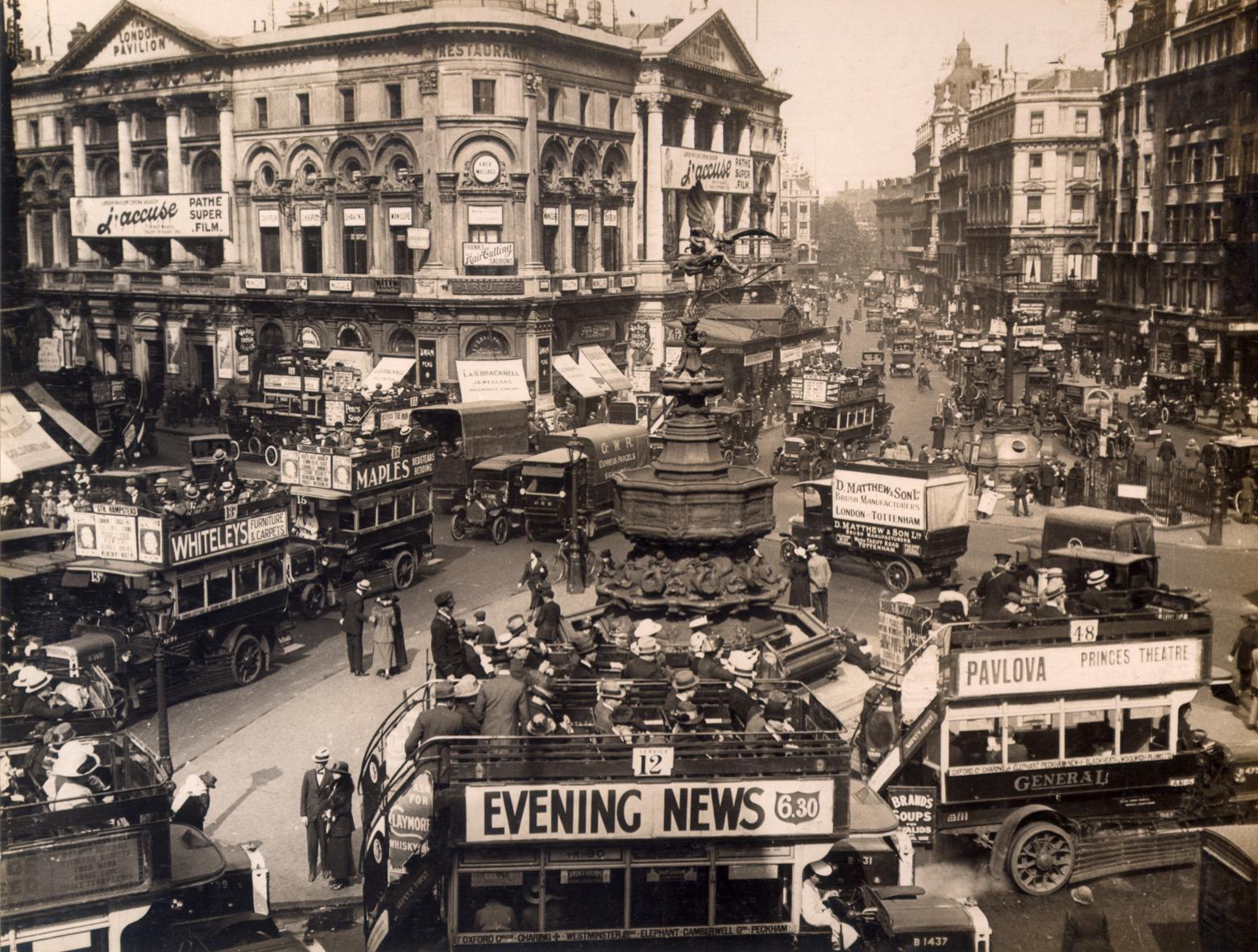 Пикадилли в Лондоне в 1920 году
